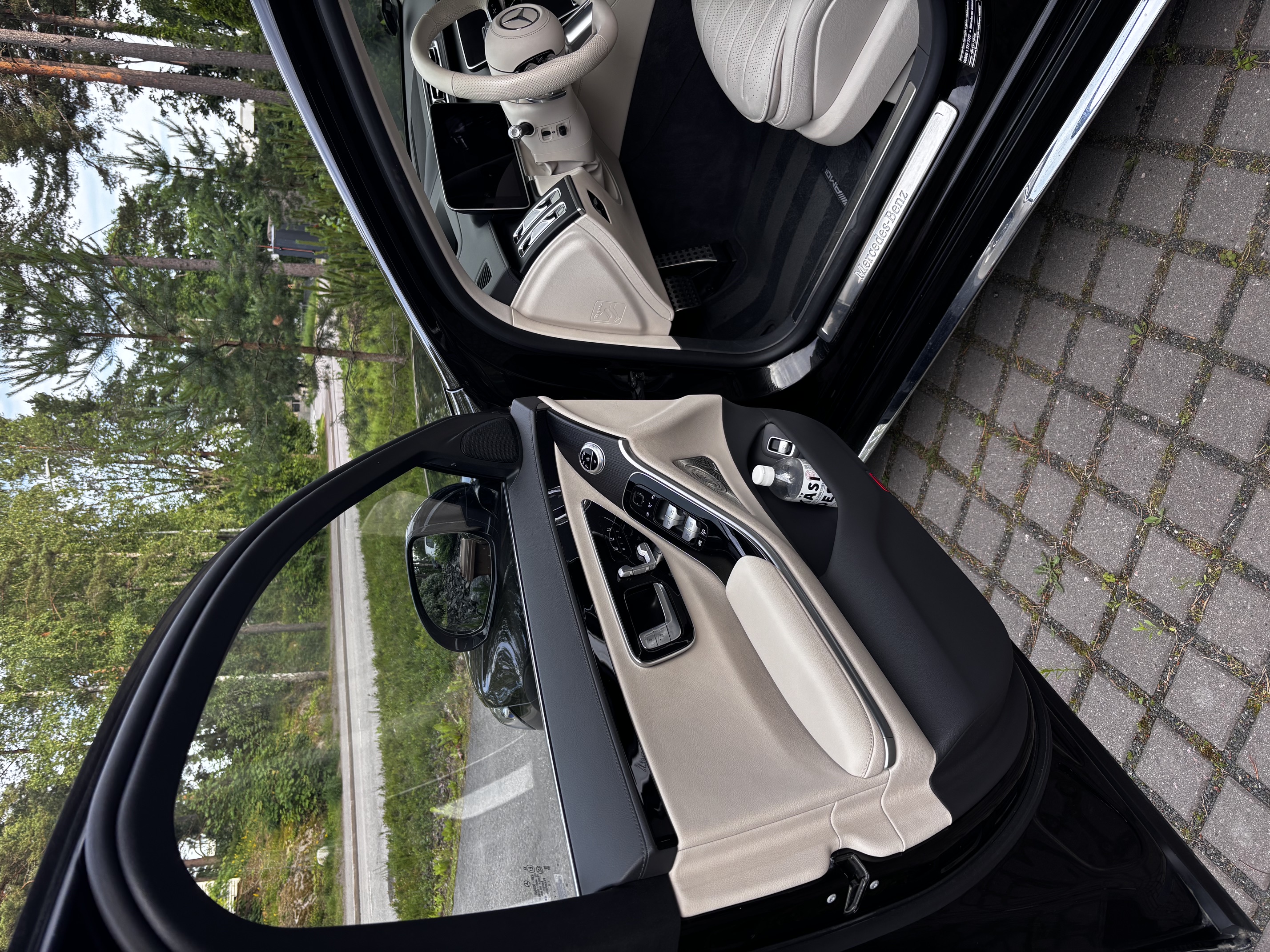 Mercedes-Benz S-sarjan etuovi auki sisäpesun jälkeen