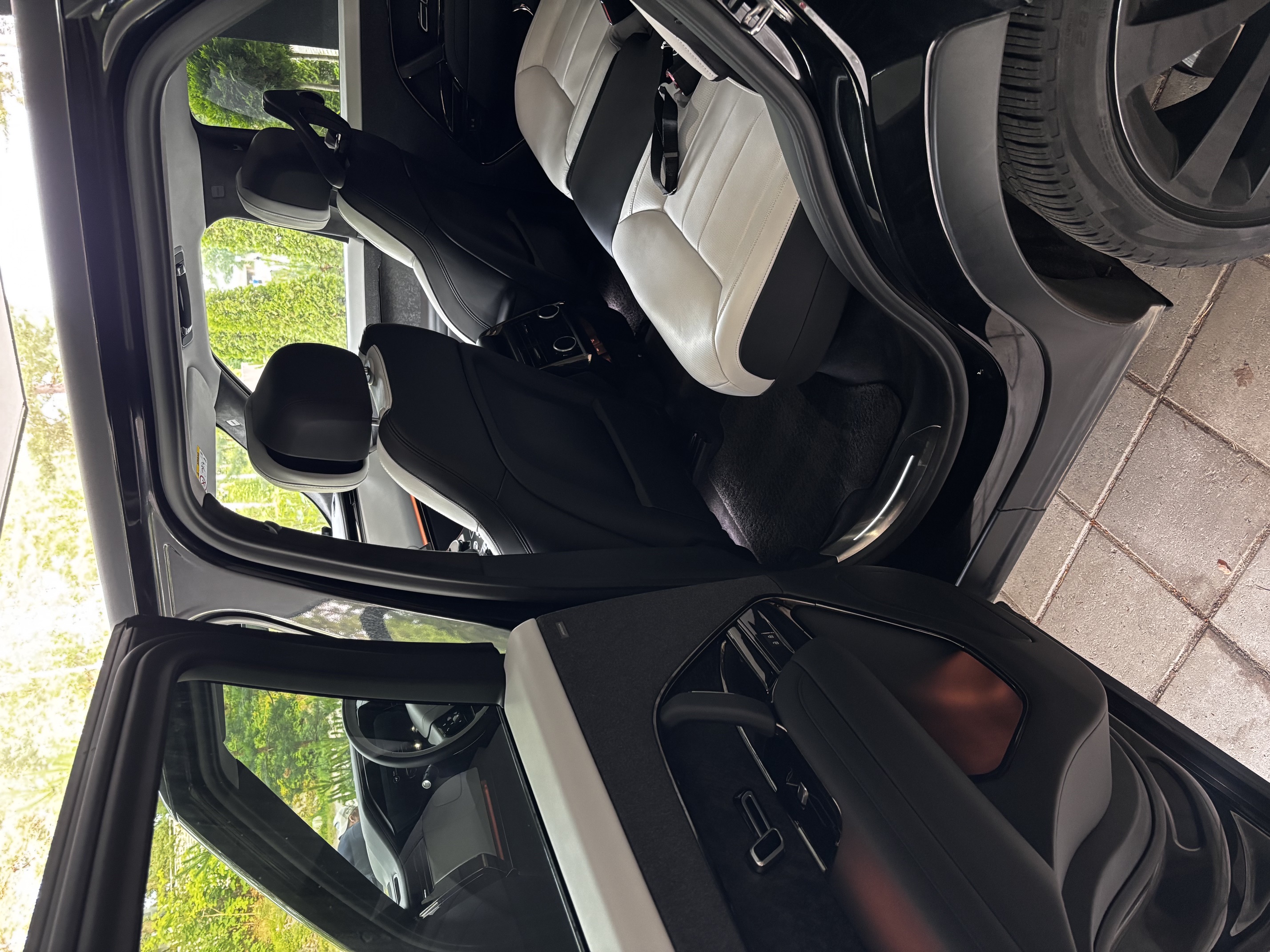 Range Rover Sportin takatila sisäpesun jälkeen