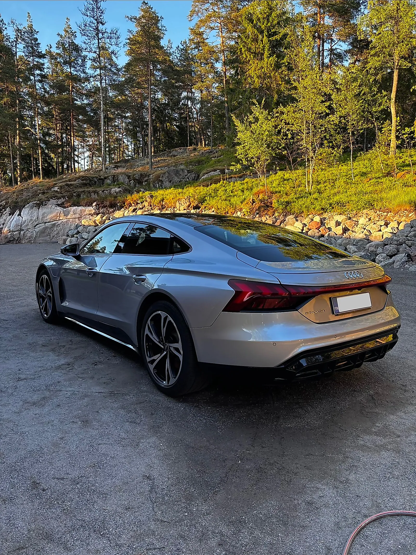 Juuri pesty Audi e-tron GT kotipihalla iltavalossa