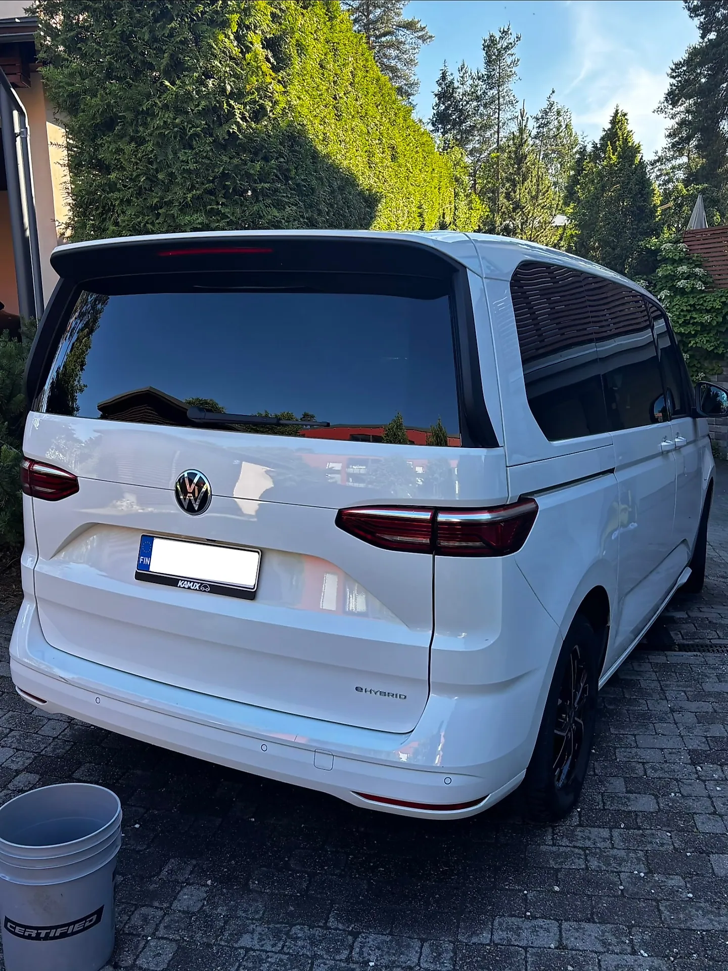 Valkoinen Volkswagen Multivan takaa ulkopesun jälkeen
