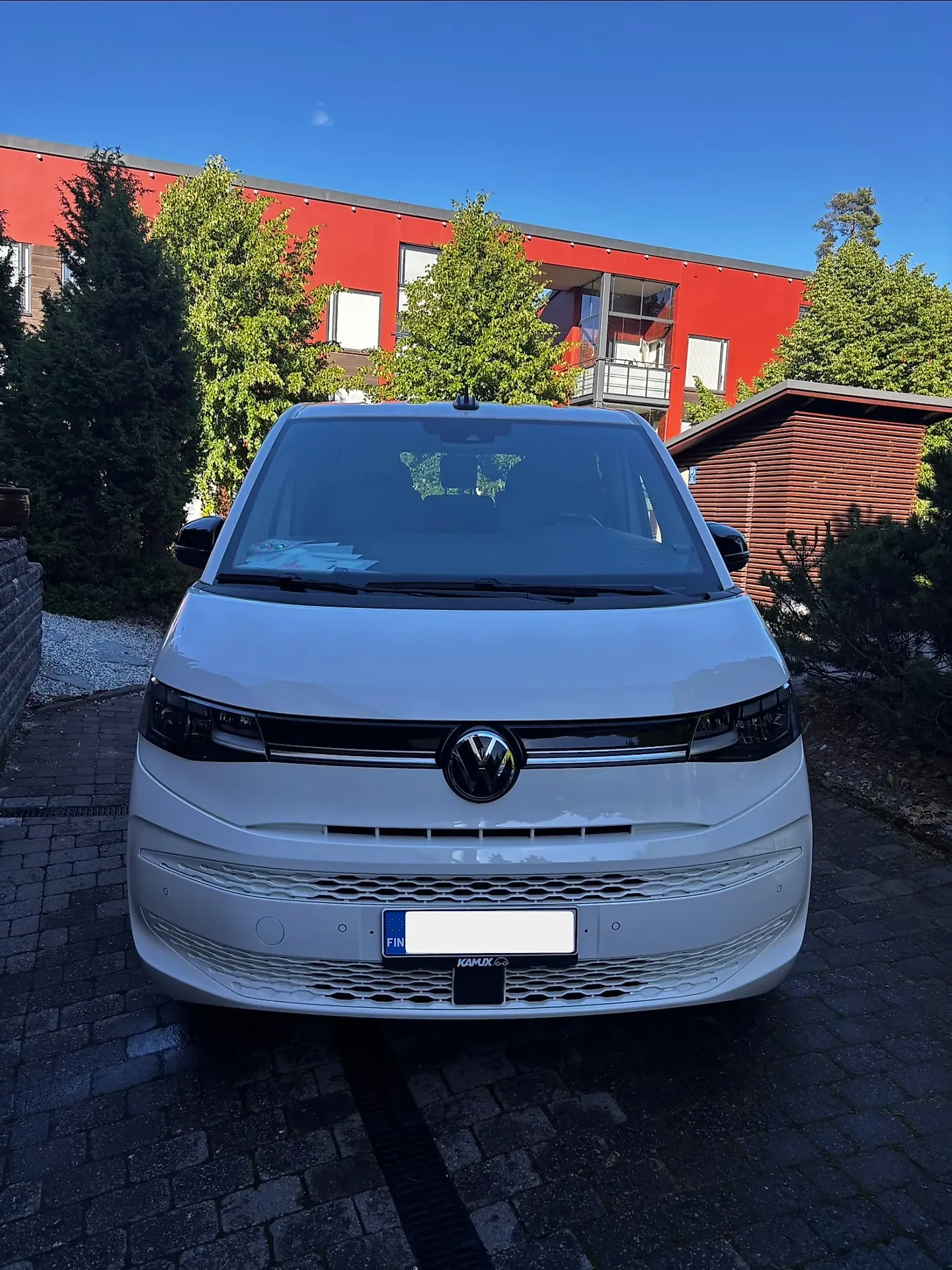 Valkoinen Volkswagen Multivan edestä ulkopesun jälkeen