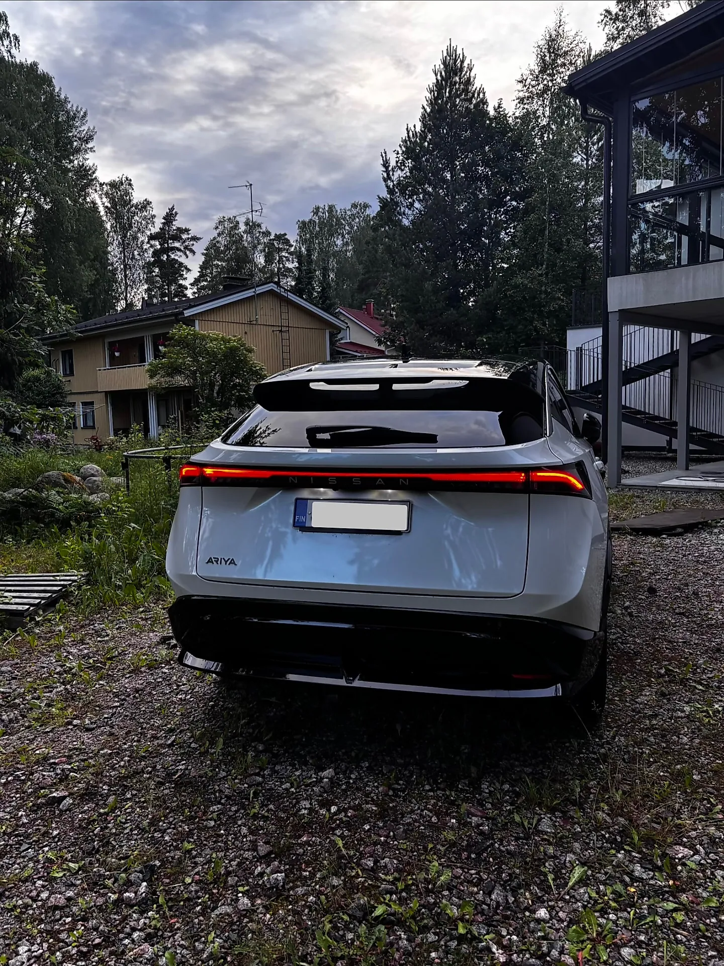 Valkoinen Nissan Ariya takaa ulkopesun jälkeen