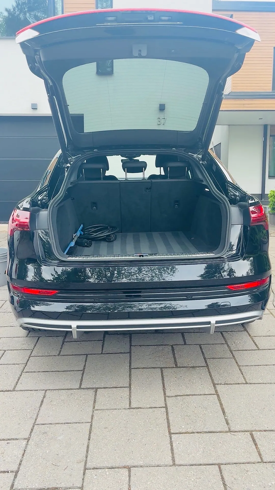 Audi e-tron GT:n tavaratila sisäpesun jälkeen