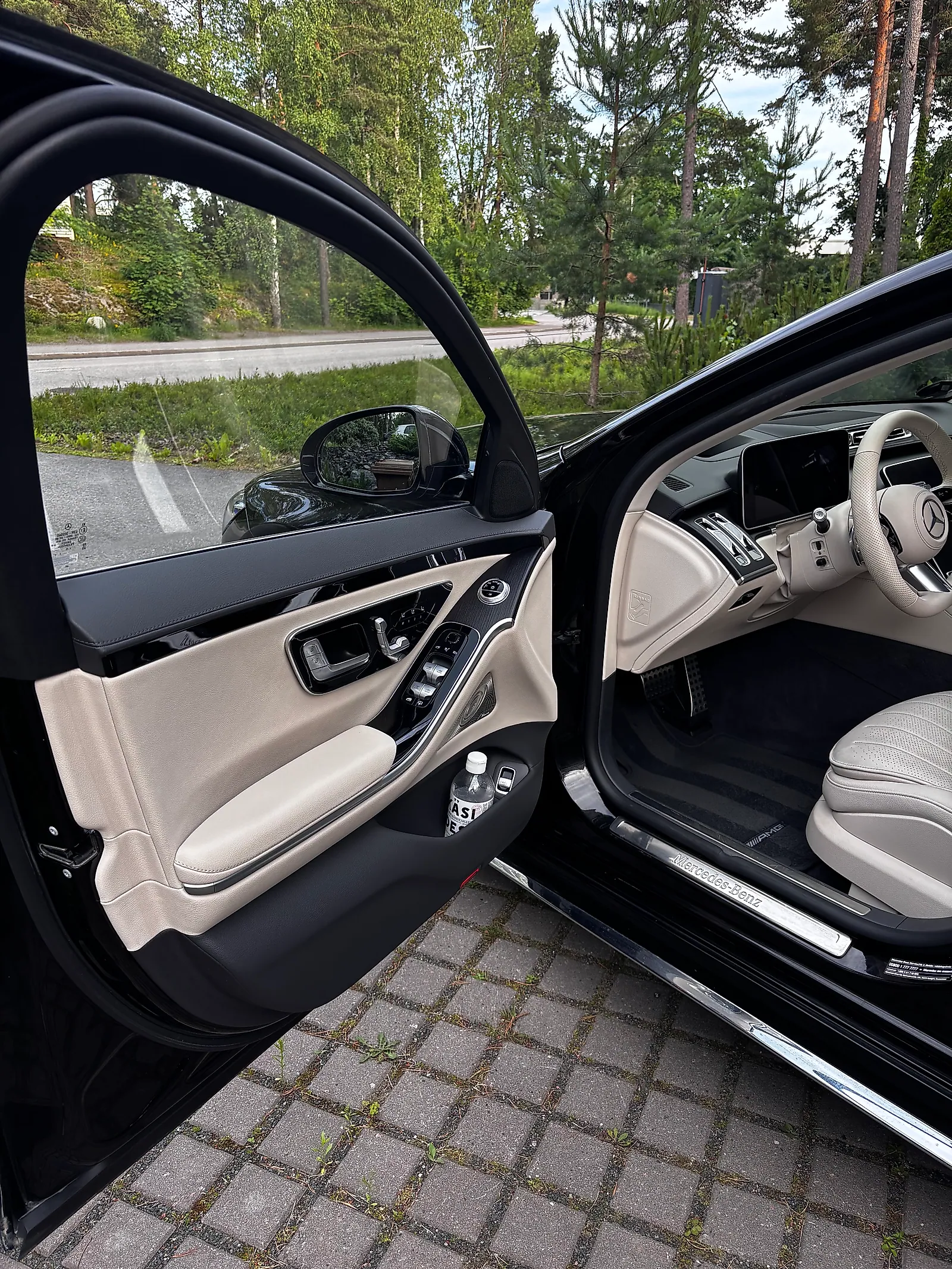Mercedes-Benz S-sarjan etuovi auki sisäpesun jälkeen