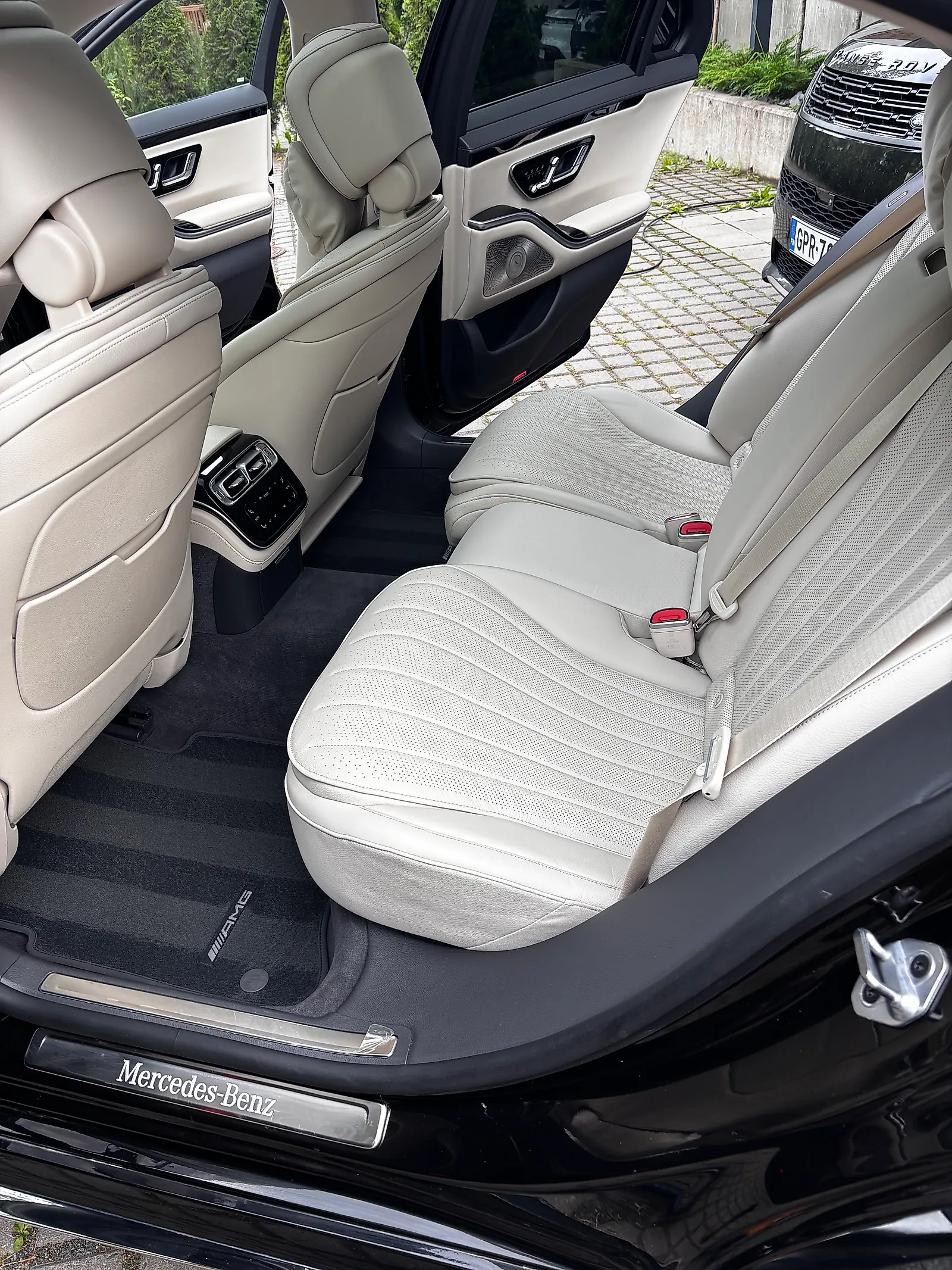 Mercedes-Benz S-sarjan takapenkki sisäpesun jälkeen