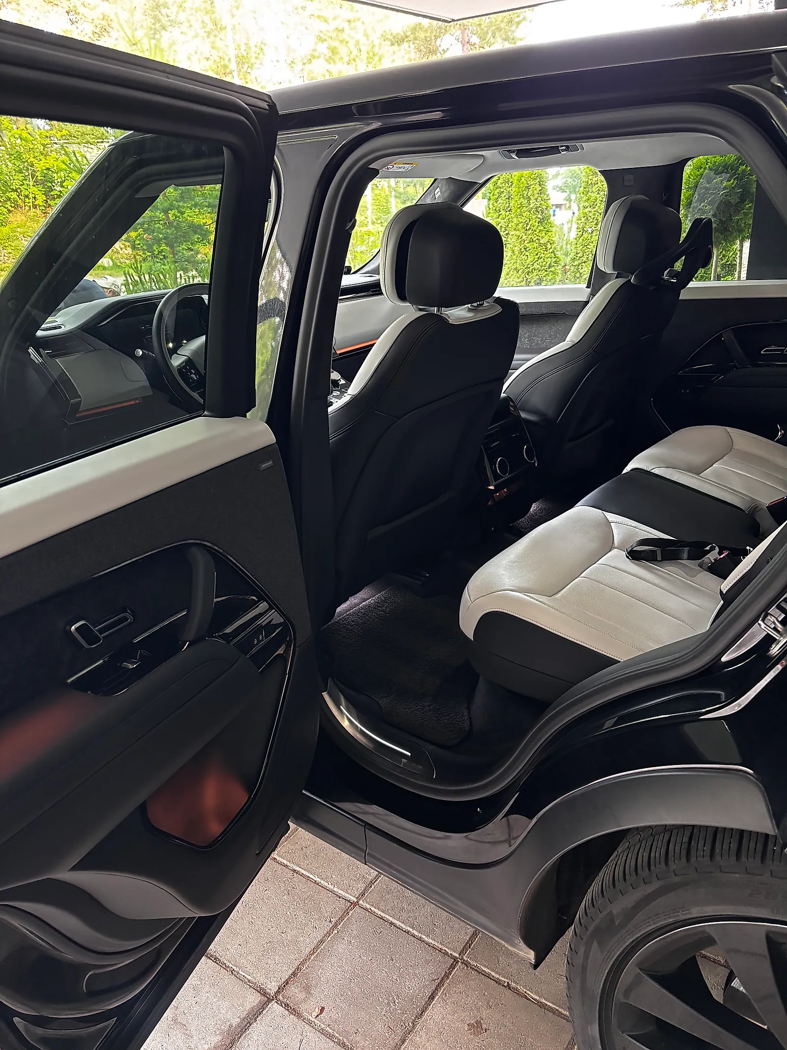 Range Rover Sportin takatila sisäpesun jälkeen