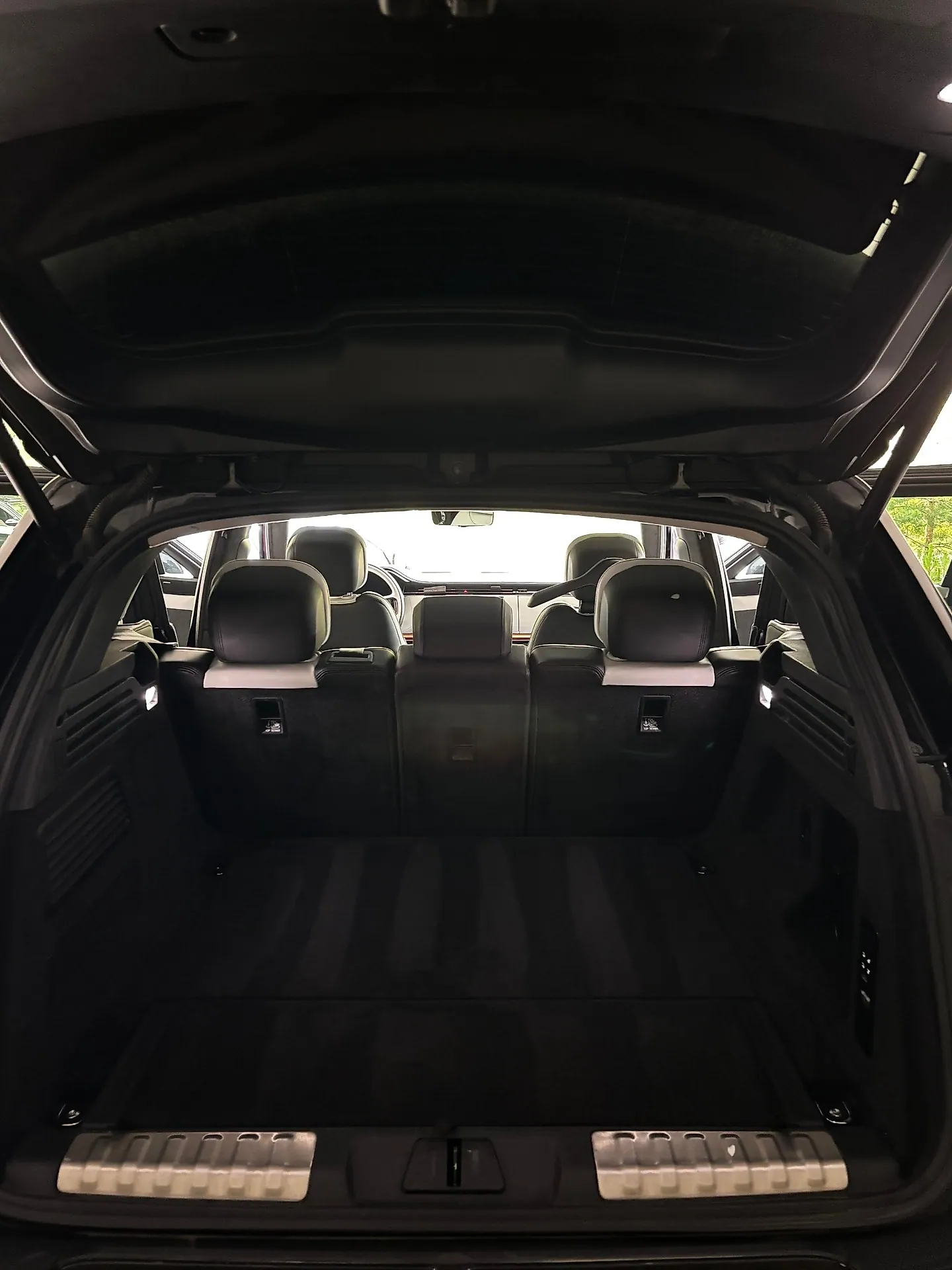 Range Rover Sportin tavaratila sisäpesun jälkeen