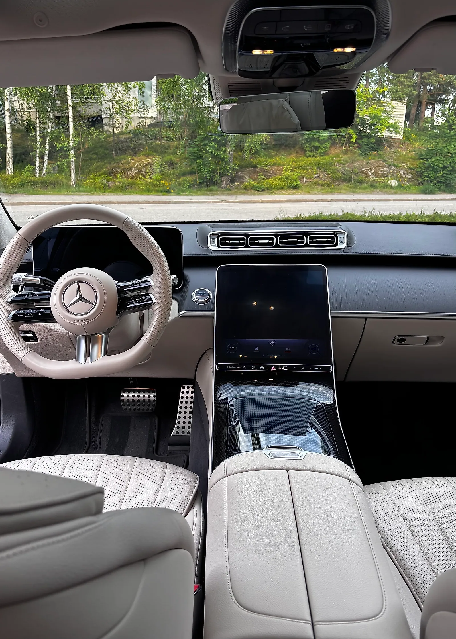 Mercedes-Benz S-sarjan ohjaamo sisäpesun jälkeen