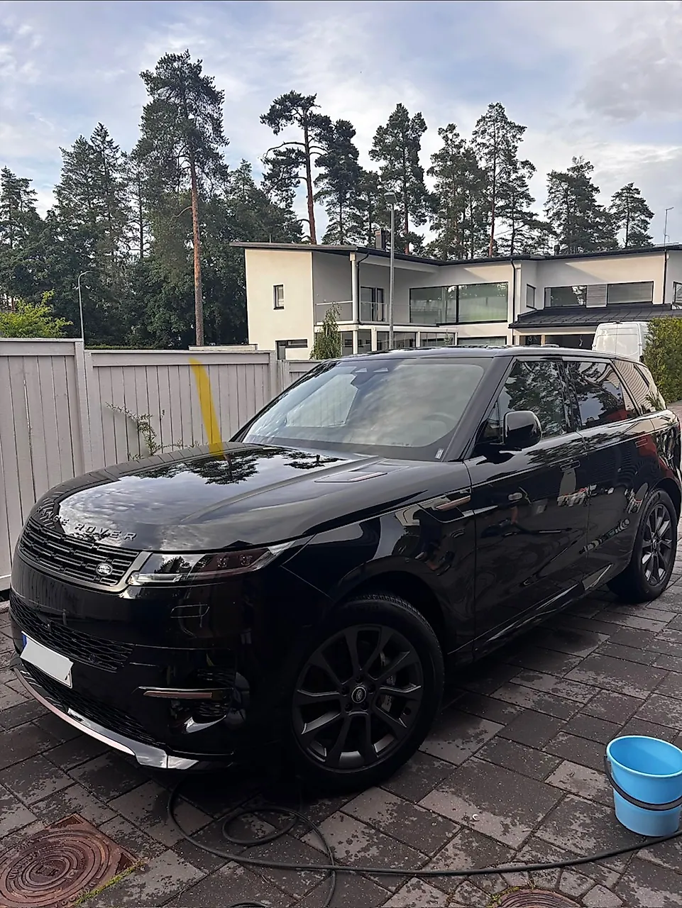 Musta Range Rover Sport sivulta ulkopesun jälkeen