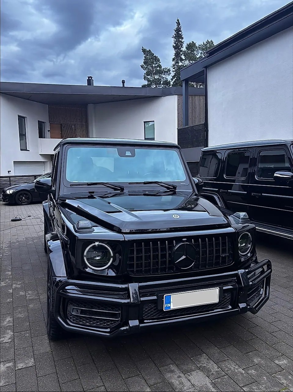 Musta Mercedes-AMG G63 edestä täysdetailingin jälkeen
