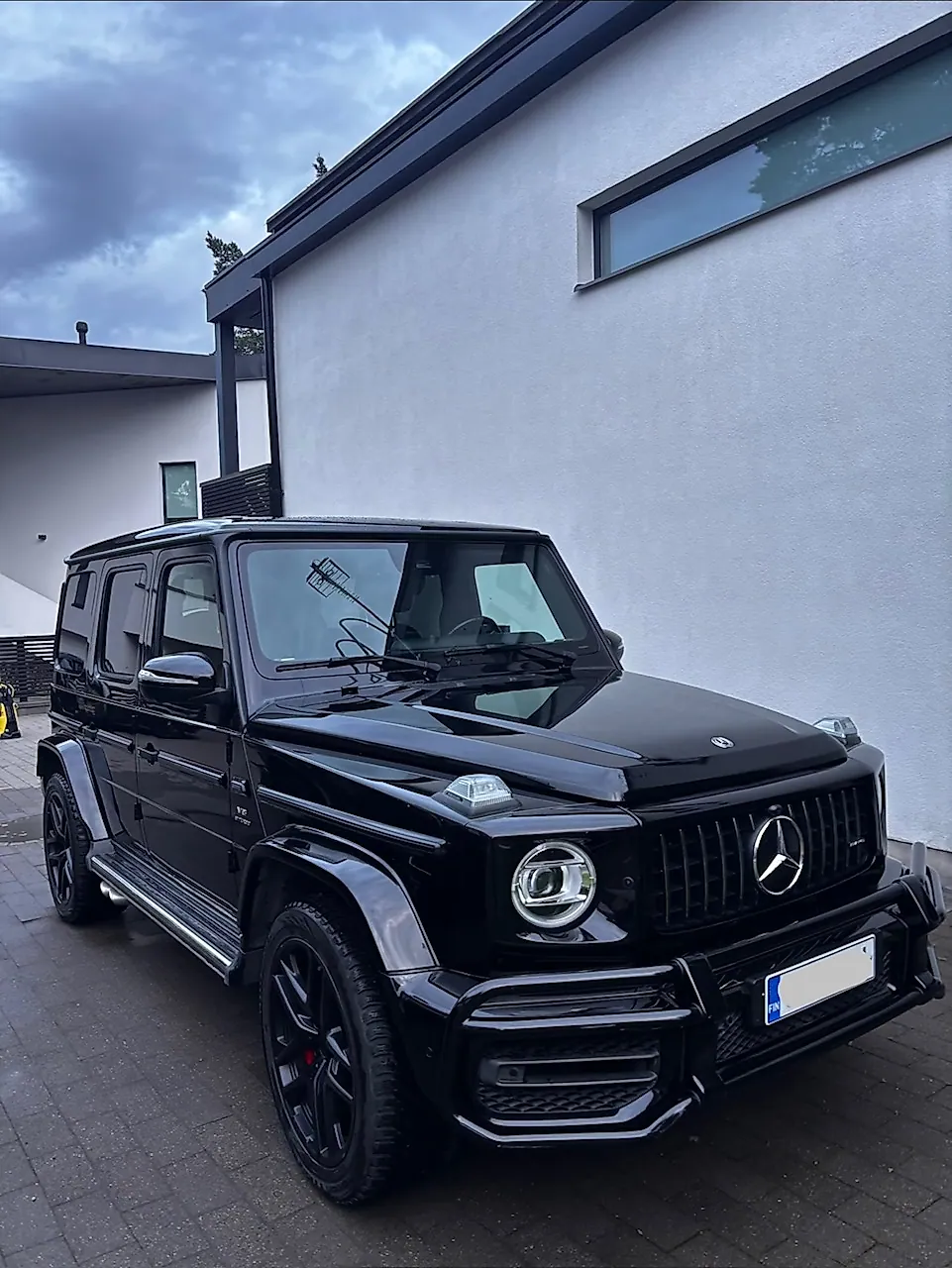 Musta Mercedes-AMG G63 sivulta täysdetailingin jälkeen
