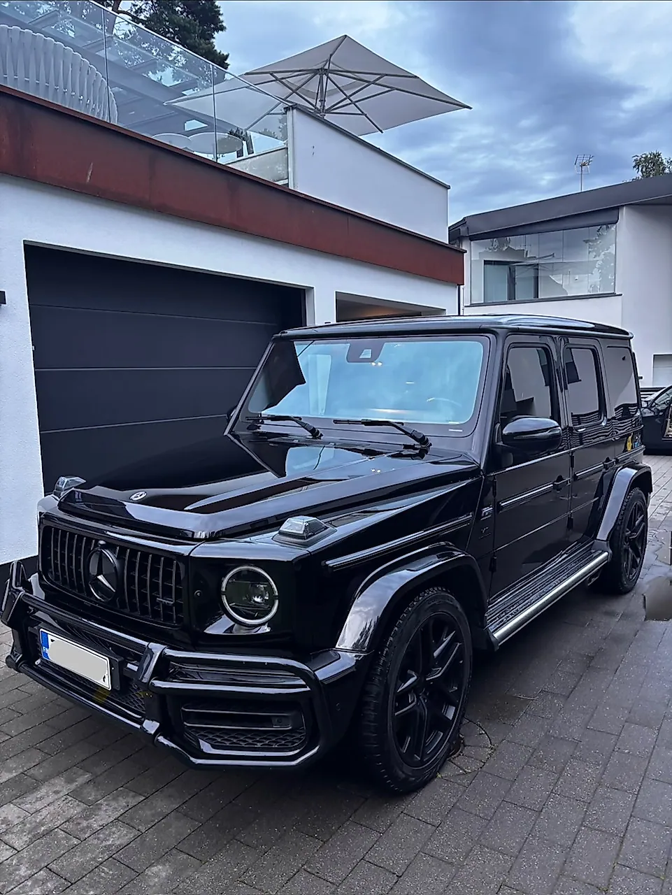Musta Mercedes-AMG G63 kolmen neljäsosan kulmasta täysdetailingin jälkeen