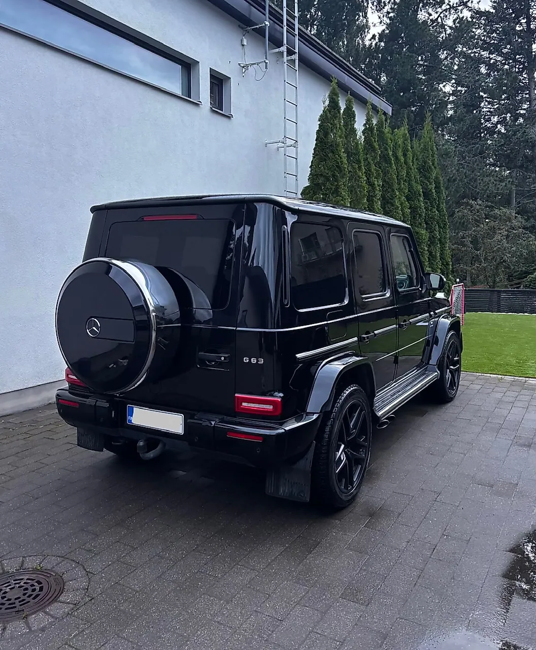 Musta Mercedes-AMG G63 takaa täysdetailingin jälkeen